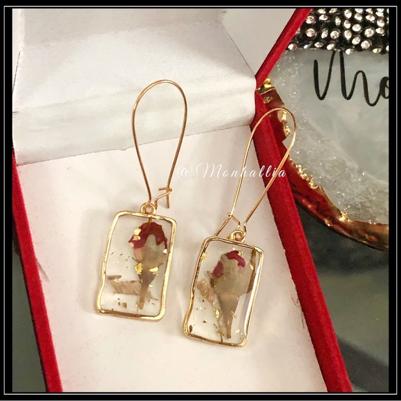 New Gold Lucite resin dried pressed flower rose bud boho Victorian earrings - Picture 1 of 4